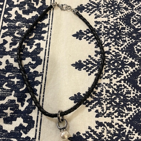 Leather necklace with pearl drop - Picture 1 of 3